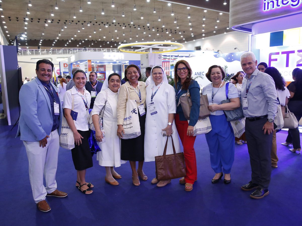 Grupo de participantes reunidos no pavilhão da ExpoANEC 2025