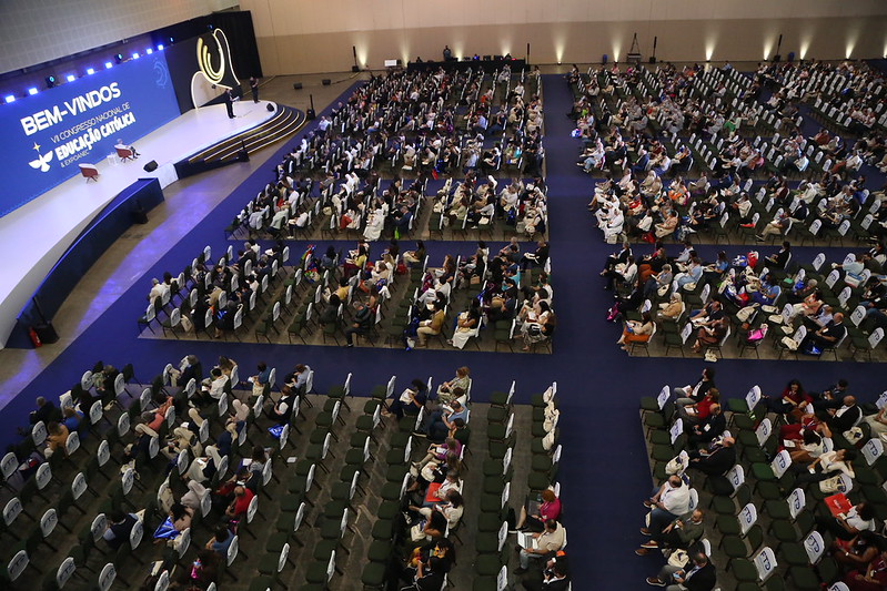 Auditório lotado visto de cima durante o Congresso 2025