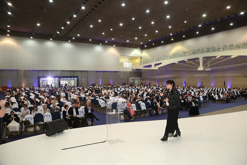 Palestrante no palco diante do auditório lotado do Congresso 2025